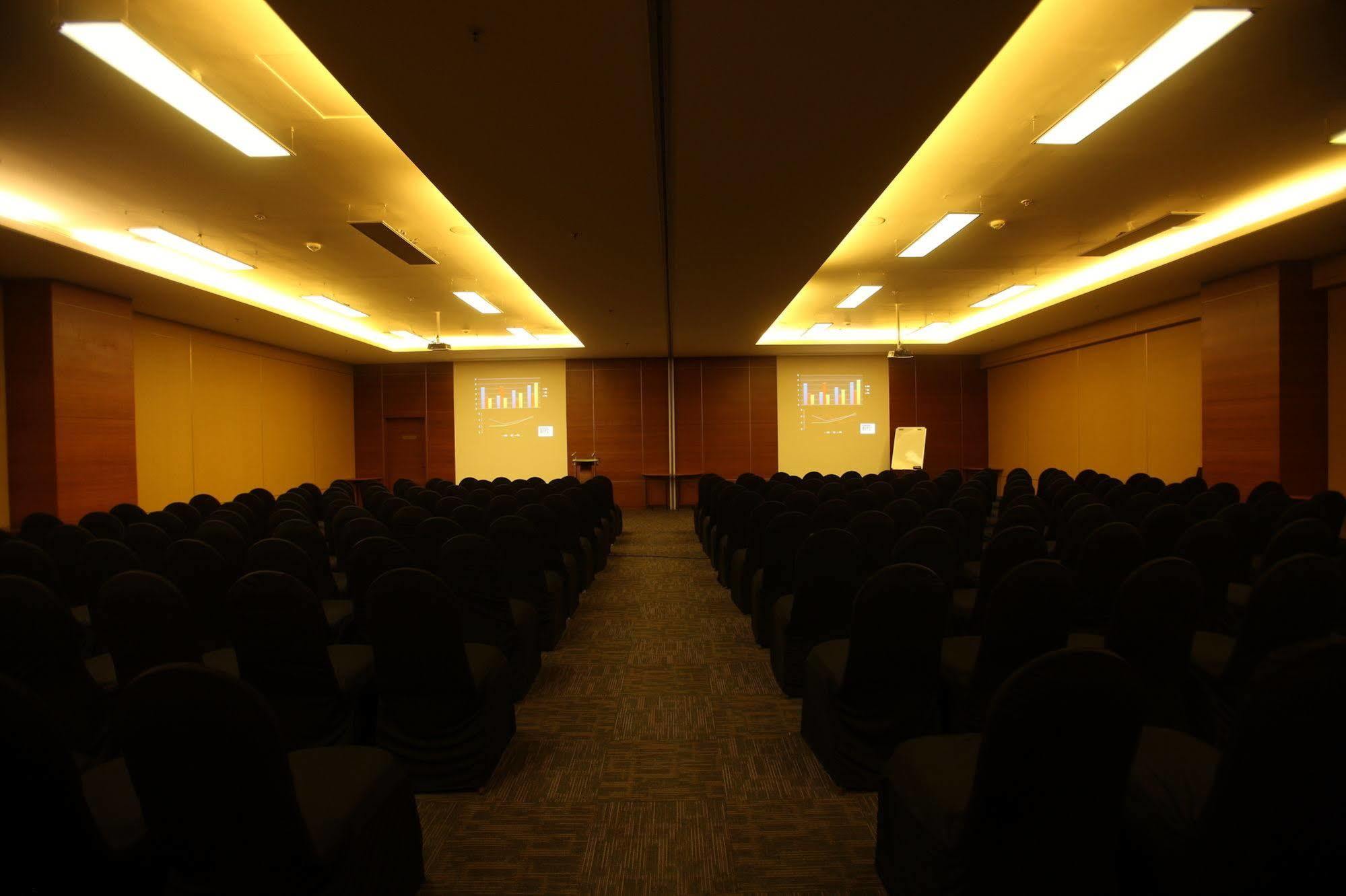 Keys Prima By Lemon Tree Hotels, Pimpri, Pune Bagian luar foto